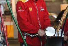 El gobierno de Milei descarta bajas en las naftas