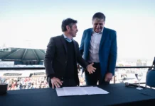 En la Próspero Molina, Kicillof y el intendente de Cosquín, firmaron un acuerdo por la cultura federal